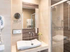 Nowocześnie zaprojektowane łazienki wyposażono w wannę lub prysznic