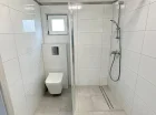 W łazience mieści się kabina prysznicowa oraz toaleta