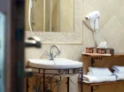 W pokojach są prywatne łazienki z zestawem kosmetyków, suszarką i ręcznikami