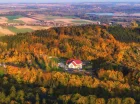 Hotel jest położony u podnóża Gór Bardzkich