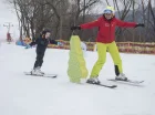 Dzieci pod okiem instruktorów szybko łapią pewność na nartach