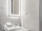 Oraz nowoczesną łazienkę z ręcznikami i suszarką do włosów