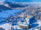 Hotel leży u stóp góry Nosal, na której znajduje się ośrodek narciarski