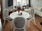 W części dziennej jest wygodna kanapa, aneks kuchenny i stół z krzesłami