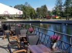 Restauracyjny taras nad rzeką jest wyjątkowym miejscem