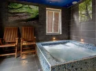 Posiada strefę wellness z jacuzzi