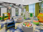 Dla dzieci przygotowano kolorową bawialnię wewnątrz hotelu