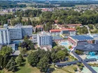 Hotel Izvir sąsiaduje z basenami termalnymi i parkiem zdrojowym