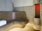 Skorzystać można z seansu w łaźni parowej oraz saunie suchej
