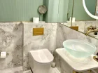 Pokojom towarzyszą luksusowe łazienki z wannami