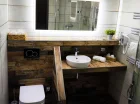 Łazienki są nowoczesne i komfortowe, wyposażone w kabinę prysznicową