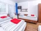 Pokoje 4-osobowe posiadają osobne pojedyncze łóżka, czajnik, TV, sprzęt plażowy