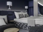 Pokój DeLux posiada dodatkową przestrzeń wypoczynkową w postaci sofy i fotela