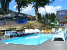 Przy Karczmie Czarna Góra znajduje się zewnętrzny basen z tarasem słonecznym