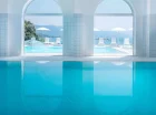 Resort posiada elegancki kompleks basenowy