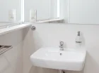W łazience mieści się kabina prysznicowa oraz suszarka do włosów
