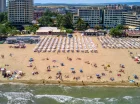 Goście hotelu mogą korzystać z wydzielonej prywatnej części plaży z leżakami