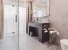 Przestronna łazienka pokoju deluxe