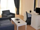 Rozkładana sofa w salonie pełni rolę dostawki dla 2 dzieci