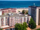 Plaża jest tutaj szeroka i piaszczysta, hotel ma na niej prywatną strefę