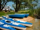 Oraz kajaków i łódek, aby miło spędzić czas na jeziorze