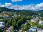 Krynica jest otoczona beskidzkimi lasami i wzniesieniami