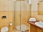 Łazienki wyposażono w prysznic oraz komplet ręczników i kosmetyków