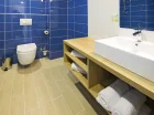 Łazienki wyposażone są w wannę lub kabinę prysznicową