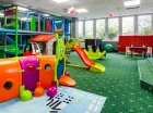 Dla dzieci urządzono atrakcyjny pokój zabaw oraz zewnętrzny plac zabaw
