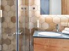 Pokoje dysponują nowoczesnymi łazienkami