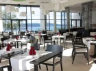 Resortowe restauracje są eleganckie, a wysokie szklane ściany wpuszczają światło