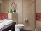 Każdy pokój posiada dostęp do prywatnej łazienki z prysznicem lub wanną