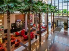 Hotel posiada przestronne i nowoczesne lobby z palmami