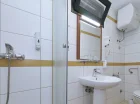 W domkach znajdują się łazienki z pełnym wyposażeniem