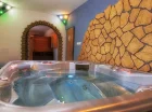 Można tutaj skorzystać z saun, jacuzzi oraz masaży