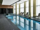 W hotelu przygotowano wewnętrzną strefę wellness z basenem i wygodnymi fotelami