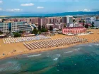 Na gości Hotelu Orel czekają leżaki i parasole na plaży