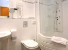 Każdy pokój posiada własną łazienkę z wanną i suszarką do włosów