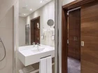 Każdy pokój posiada własną łazienkę z kabiną prysznicową lub wanną