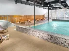 W hotelowej strefie wellness można się zrelaksować w krytym basenie i jacuzzi