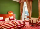 Apartament ma osobną sypialnię i pokój dzienny