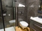 Do każdego pokoju przynależy prywatna łazianka z kabiną prysznicową