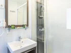 Łazienka domku Sun Lodge z kabiną prysznicową i suszarką do włosów