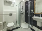 Łazienkę z prysznicem wyposażono w suszarkę oraz komplet ręczników