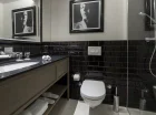 Przestronna łazienka pokoju comfort z kabiną prysznicową