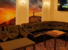 W hotelowej sali klubowej można obejrzeć mecz czy zagrać w szachy