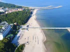 Bałtycka plaża z koszami i leżakami rozpościera się tuż obok