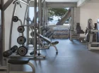 Sala fitness jest znakomicie wyposażona i ma widok na morze