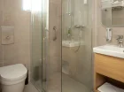 Mieści się w niej kabina prysznicowa i podświetlane lustro