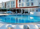 Przy basenie jest brodzik dla dzieci oraz jacuzzi